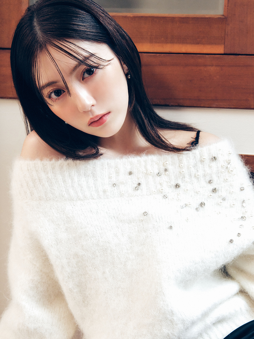 羊駝毛絨感寶石裝飾露肩針織上衣 FWNT255107